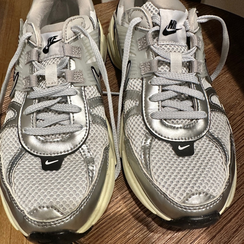 Nike V2k run sneaker size 7
